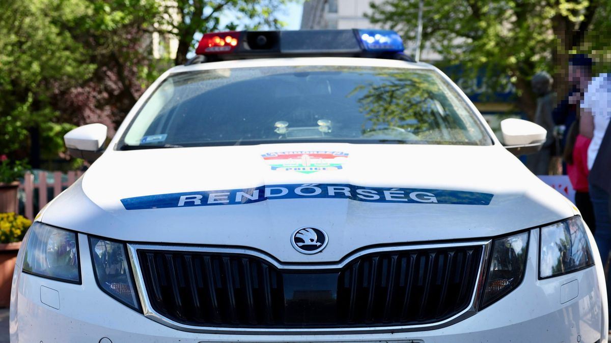 Áthajtott a körforgalmon, majd parkoló autókat tarolt le egy sofőr Siófokon